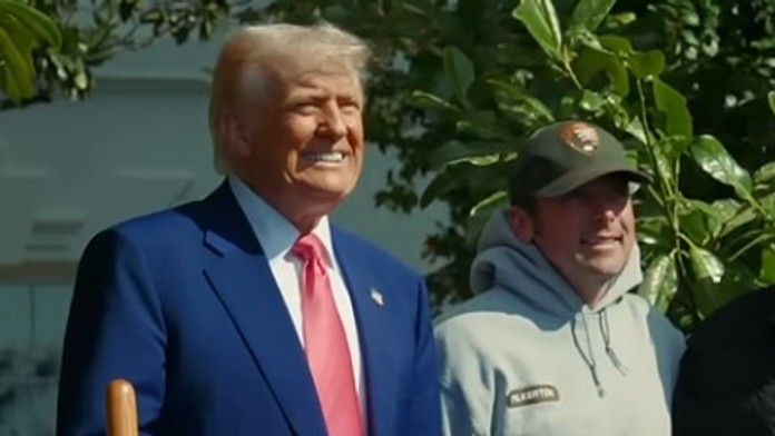 Na snímke Donald Trump po zasadení stromu v Bielom dome.