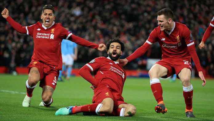 Mohamed Salah (v strede) jasá po góle Liverpoolu v prvom štvrťfinále Ligy majstrov proti ManCity.