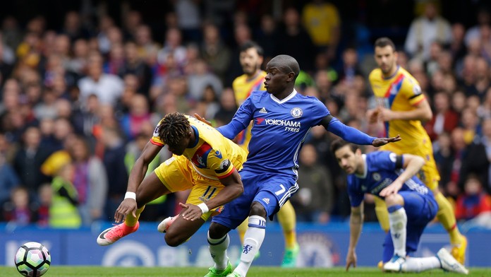 N'Golo Kante z Chelsea v súboji o lopti s Wilfriedom Zahom z Crystal Palace.
