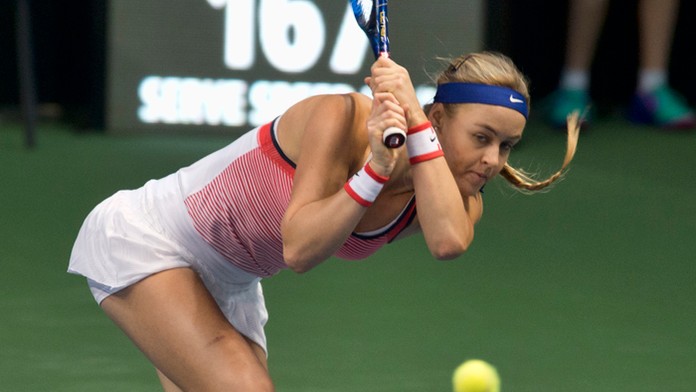 Anna Karolína Schmiedlová odvracia loptičku Samanthe Stosurovej (Austrália).