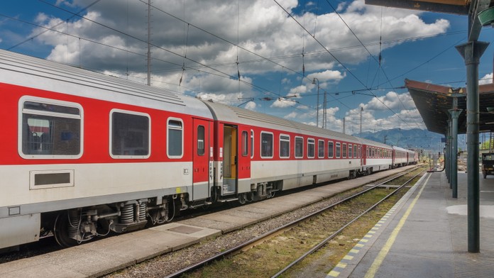 Dráma na stanici pri Trebišove. Trojročné dieťa zostalo zaseknuté vo dverách vlaku, keď sa rozbehol