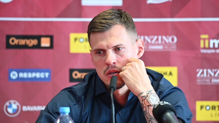 Škrtel so slzami v očiach oznámil, že v sobotu odohrá posledný zápas v kariére