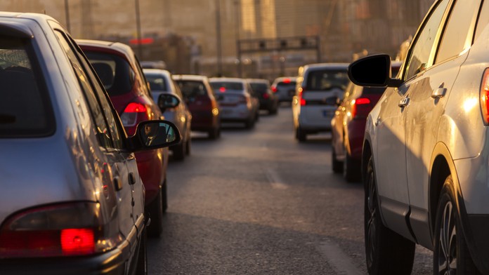 Cestovanie na sviatky sa už začalo. V okolí Bratislavy sa tvoria kolóny