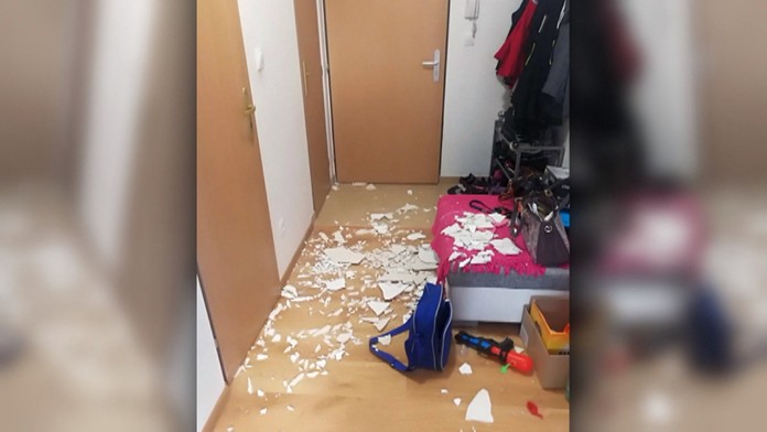 Obyvateľov bytovky ohrozuje padajúca omietka.