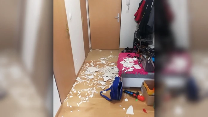 Obyvateľov bytovky ohrozuje padajúca omietka.