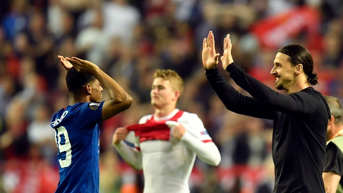 Zlatan Ibrahimovič sa so spoluhráčom Marcusom Rashfordom teší zo zisku trofeje.