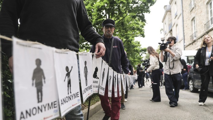 Najmladšia zo stoviek obetí mala 1 rok, najstaršia 70. Pedofilný chirurg spoznal trest