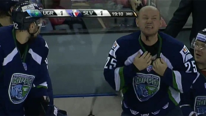 Ruský hokejista Vitalij Sitnikov po zákroku Ladislavom Nagyom odišiel hneď na striedačku.