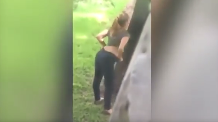 Stiahla nohavice a potom to prišlo. 