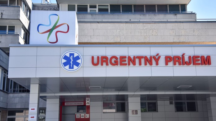 Na urgentnom príjme v NÚDCH napadli záchranára. Agresívne správanie je bežné, tvrdia