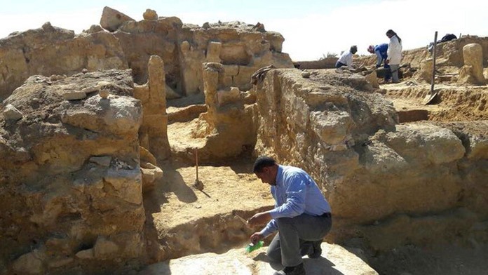 Odkrytý grécky chrám v Egypte.