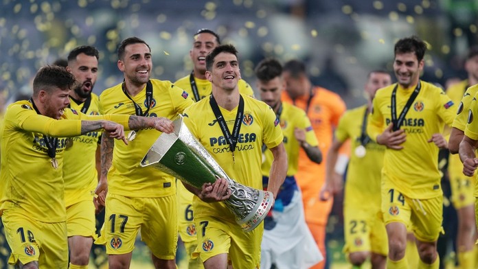 Hráči Villarealu oslavujú triumf v Európskej lige.