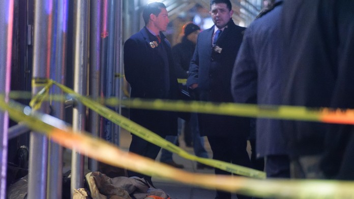 V New Yorku a Washingtone vyčíňa chladnokrvný sériový vrah. Jeden z jeho útokov zachytila bezpečnostná kamera