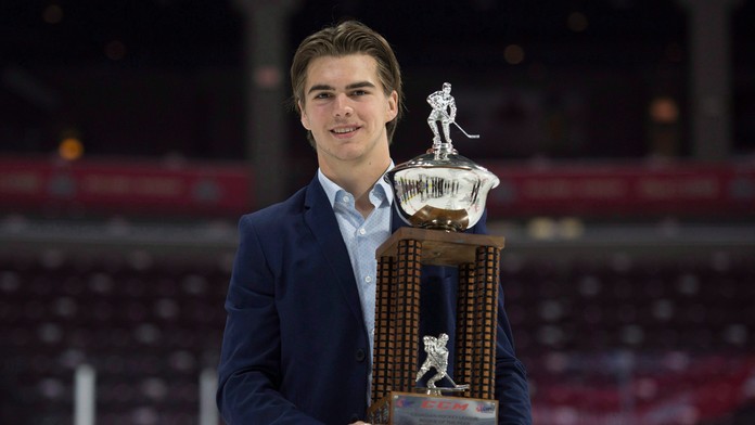 Švajčiar Nico Hischier s trofejou pre hráča roka v kanadských juniorských ligách.