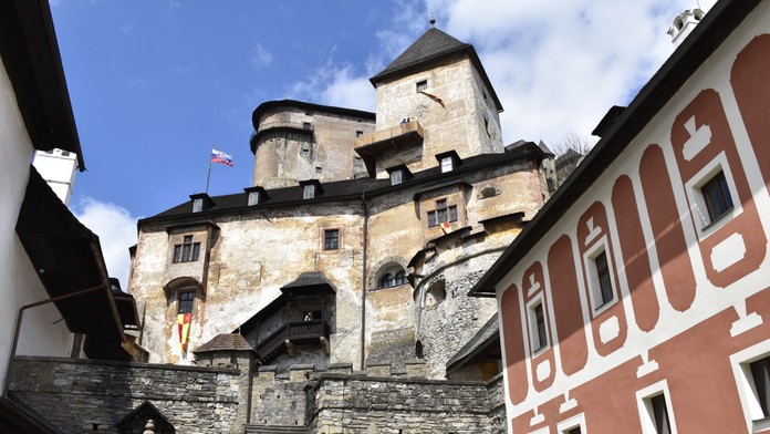 Tragická udalosť na Oravskom hrade. Pri páde z balkóna prišiel o život turista