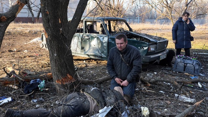 Vojna na Ukrajine: Prvé obete na strane civilistov. Dokazujú to zverejnené snímky a videá