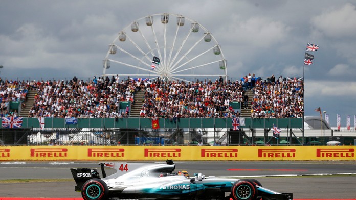 Britský jazdec tímu Mercedes AMG Lewis Hamilton.