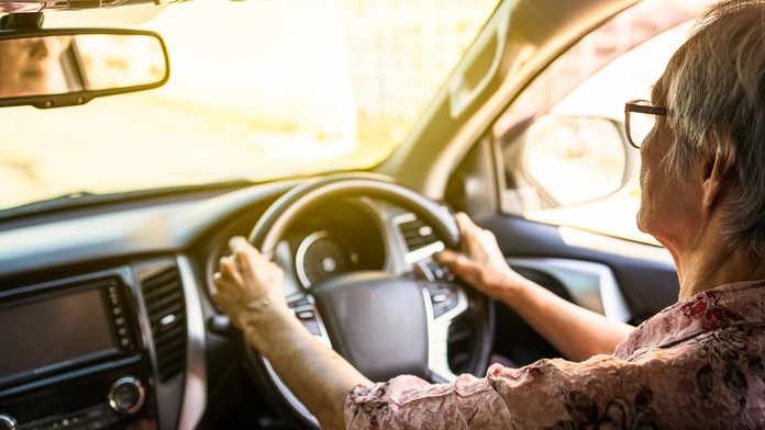 Pre peniaze cez mŕtvolu. Ženy vzali so sebou do banky telo mŕtveho spolubývajúceho, aby im vyplatili pár stoviek z jeho účtu