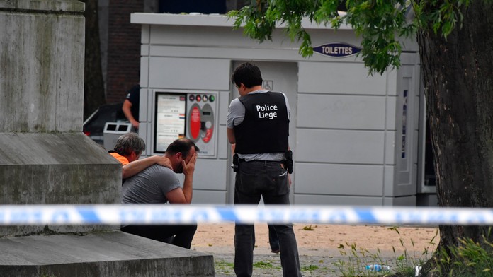 Policajti sa snažia upokojiť muža na mieste streľby v belgickom meste Liege.