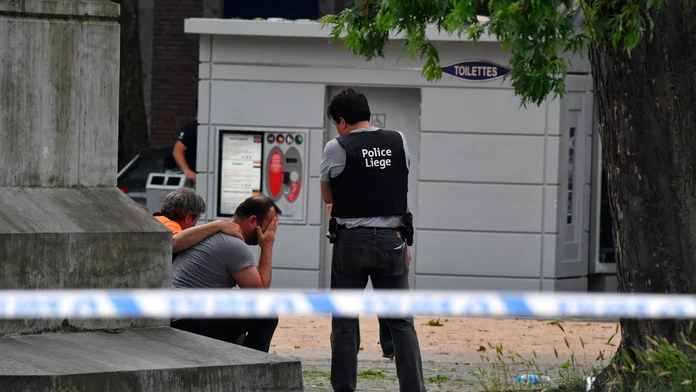 Policajti sa snažia upokojiť muža na mieste streľby v belgickom meste Liege.