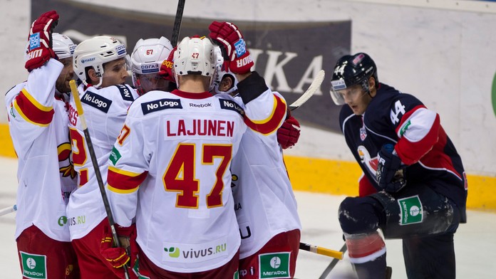 Vpravo Kurtis Foster (Slovan) a vľavo gólová radosť hokejistov Jokeritu v zápase KHL HC Slovan Bratislava - Jokerit Helsinki.