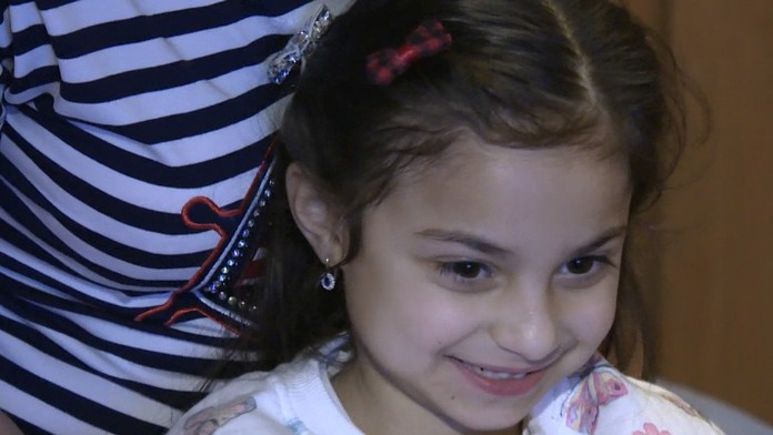 Krásna a vždy usmiata Tiffany sa má dožiť len puberty. Liečba vzácnej choroby je príliš drahá