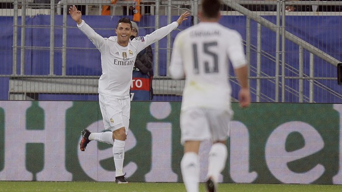 Cristiano Ronaldo oslavuje gól v zápase LM Šachtar Doneck - Real Madrid v Ľvove.