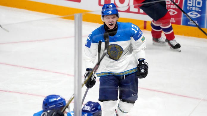 Dinmukhamed Kaiyrzhan sa teší z gólu v zápase B-skupiny Nórsko - Kazachstan