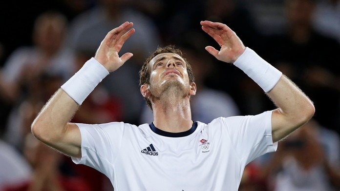 Andy Murray sa teší po výhre nad Argentínčanom Juanom Martinom del Potrom vo finále mužskej dvojhry na OH v Riu de Janeiro.