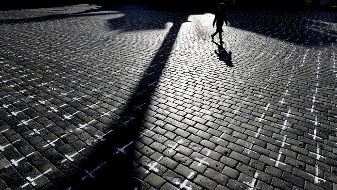 Kríže symbolizujúce obete pandémie na Staromestskom námestí.