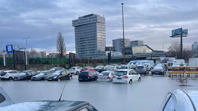 Bratislavu trápi rýchle topenie snehu. Zaplavilo parkovisko a hladina Dunaja stúpa