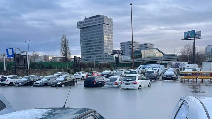 Bratislavu trápi rýchle topenie snehu. Zaplavilo parkovisko a hladina Dunaja stúpa