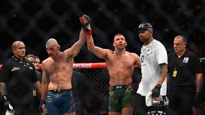 Titulové bitky na UFC 312 boli jednoznačné. Du Plessis zlomil súperovi nos, Zhangová potvrdila dominanciu