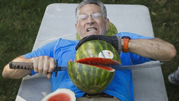 Rekordér si na bruchu sekal melóny.