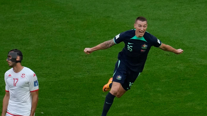 Austrália si pripísala prvé víťazstvo a udržala si šancu na postup. Jediný gól padol v prvom polčase