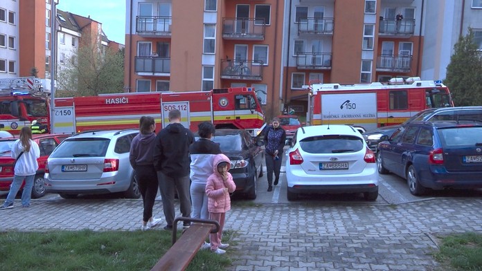 Ledva zložili lešenie a panelák opäť zachvátil požiar. Nájomník o zhorený byt príde