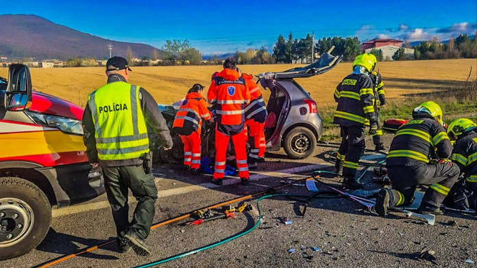 Vážna nehoda pri Rožňave. Osobné auto sa zrazilo s kamiónom, ženu v kritickom stave bral do nemocnice vrtuľník