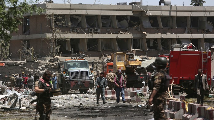 Bezpečnostné zložky skúmajú trosky na mieste samovražedného útoku.