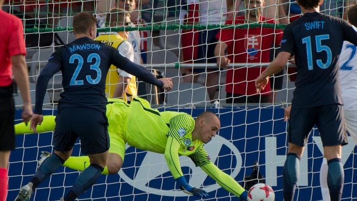 Na snímke vľavo Angličan Alfie Mawson (Anglicko) strieľa gól brankárovi Adriánovi Chovanovi na ME 21.