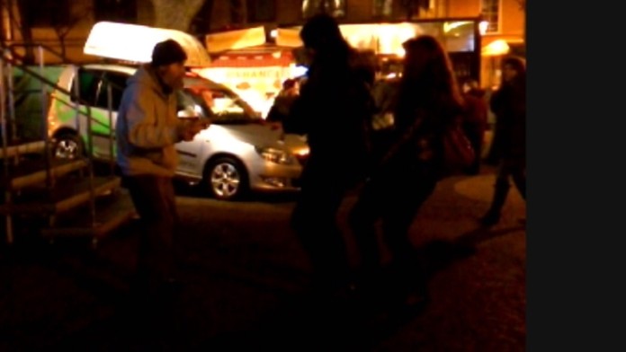 K tancujúcemu pánovi sa pridali desiatky ľudí 