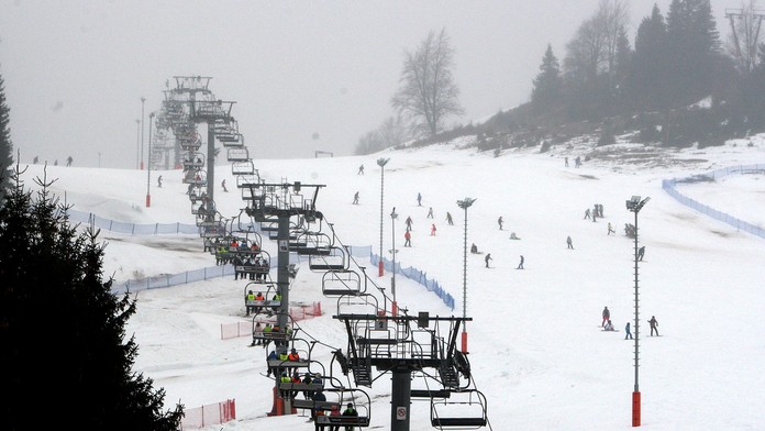 Veľká tragédia v lyžiarskom stredisku. Ruku 5-ročného chlapca zachytil stroj, nemal šancu prežiť