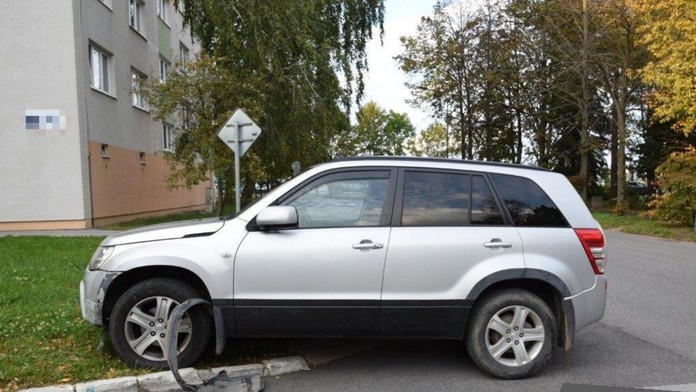 Havaroval, chvíľu pokračoval v jazde, napokon na križovatke zaparkoval a odkráčal do podniku