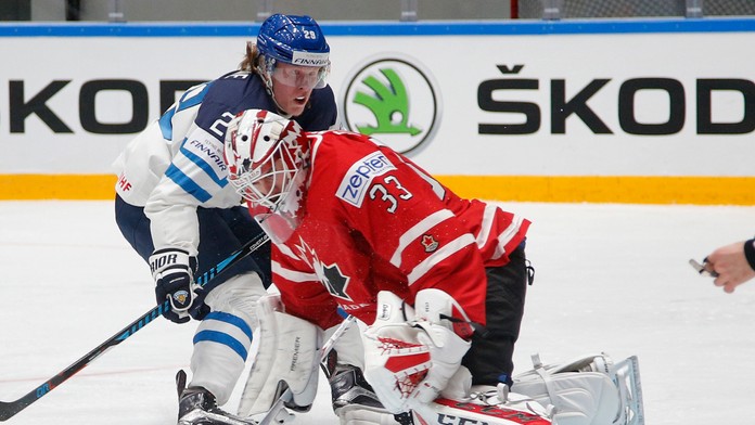 Fín Patrik Laine a kanadský brankár Cam Talbot počas duelu B-skupiny na MS v Rusku.