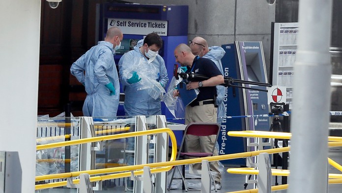 Forenzní experti na mieste výbuchu.