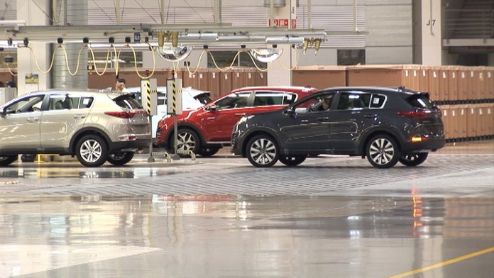 Na výrobu auta sa spotrebuje voda, ktorou by sa dalo naplniť deväť plných vaní.