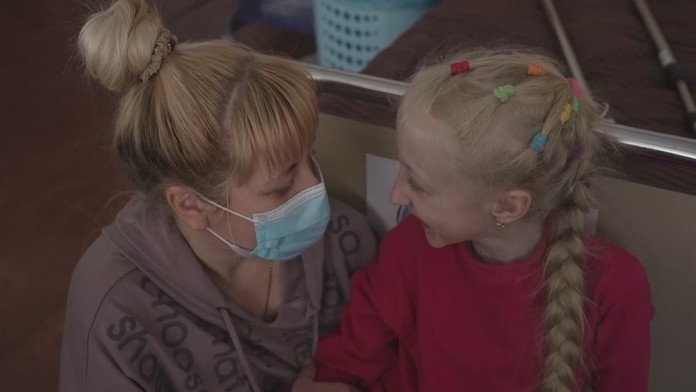 Štyri milióny detí utieklo pred vojnou. Desaťročná chorá Zlata našla útočisko v poľnej nemocnici