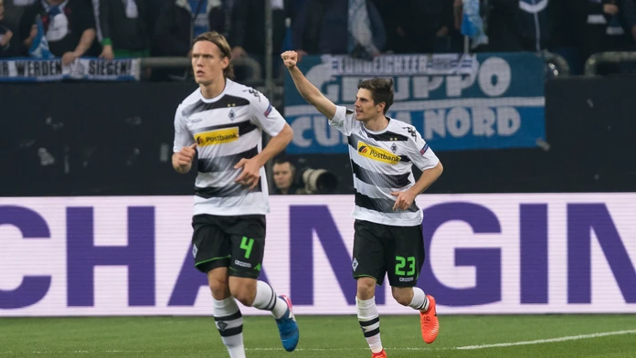 Jonas Hofmann (vpravo) z Mönchengladbachu oslavuje gól v sieti Schalke v osemfinále EL.
