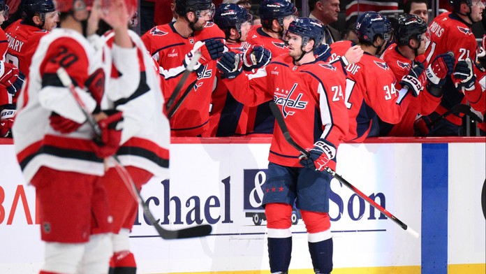 Connor McMichael z Washingtonu Capitals sa teší z gólu, vľavo v pozadí slovenský hokejista Martin Fehérváry
