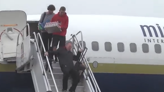 VIDEO: Posmieval sa Bidenovi, teraz ho dobehla minulosť. Americký senátor zišiel schody po zadku