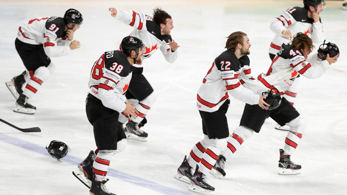 Radosť Kanaďanov po zistku titulu majstrov sveta.